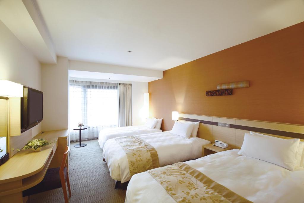 Postel nebo postele na pokoji v ubytování Karasuma Kyoto Hotel