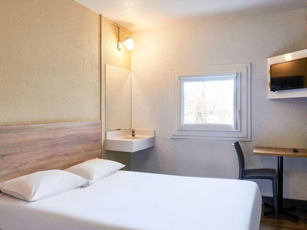Postel nebo postele na pokoji v ubytování hotelF1 Lyon Gerland Vénissieux