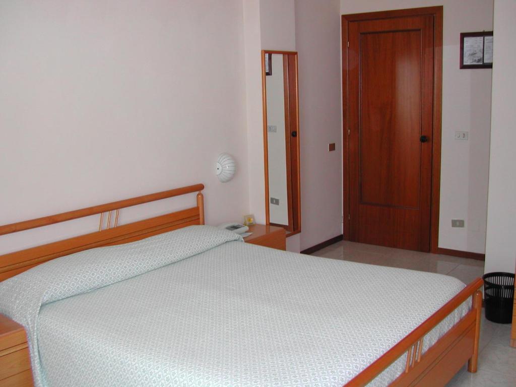 Postel nebo postele na pokoji v ubytování Hotel Centrale di Paolo e Cinzia