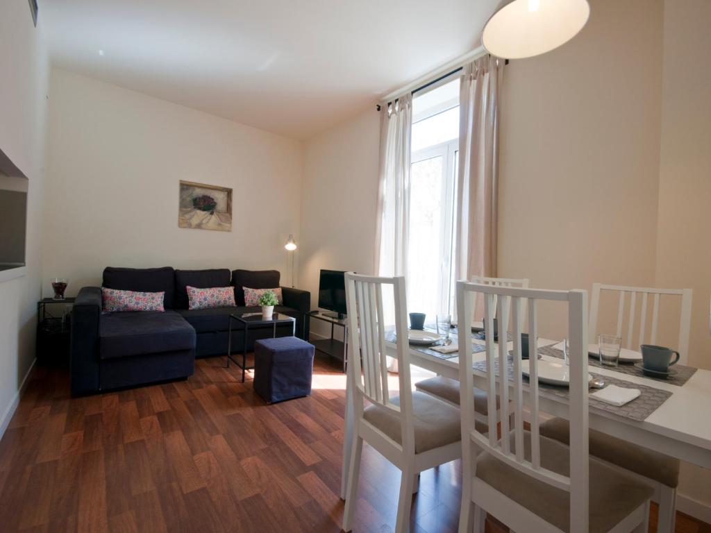 Posedenie v ubytovaní Apartamentos Murallas de Sevilla