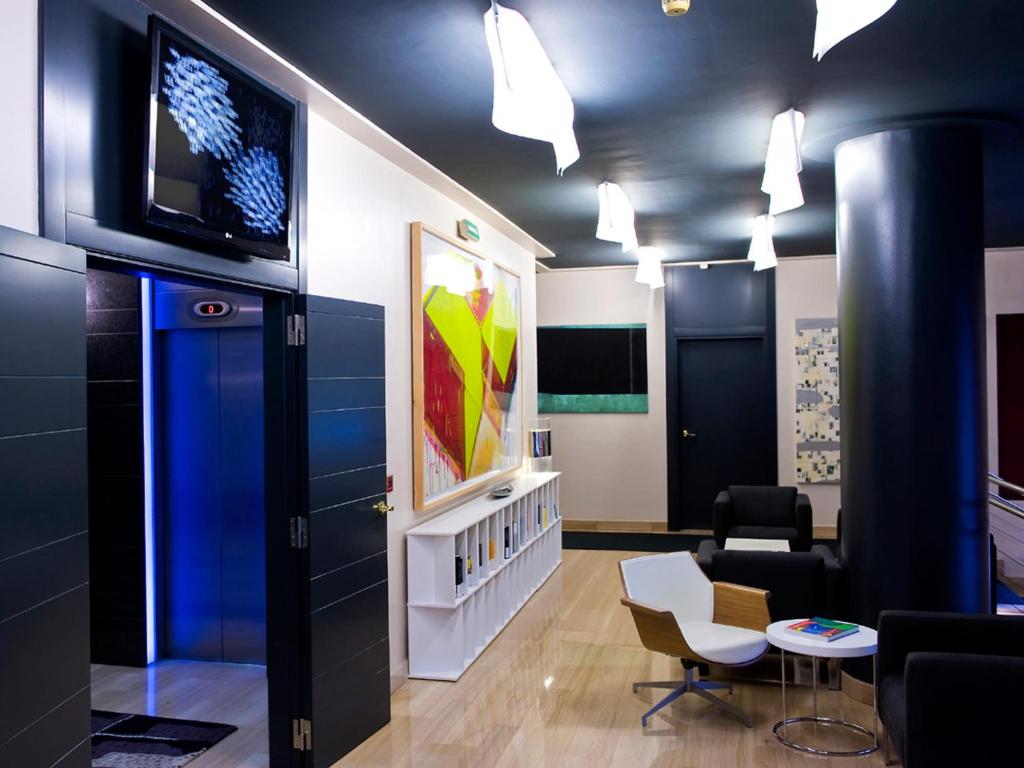 TV a/nebo společenská místnost v ubytování Hotel Silken Amara Plaza