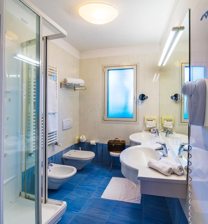A bathroom at Hotel Panoramic