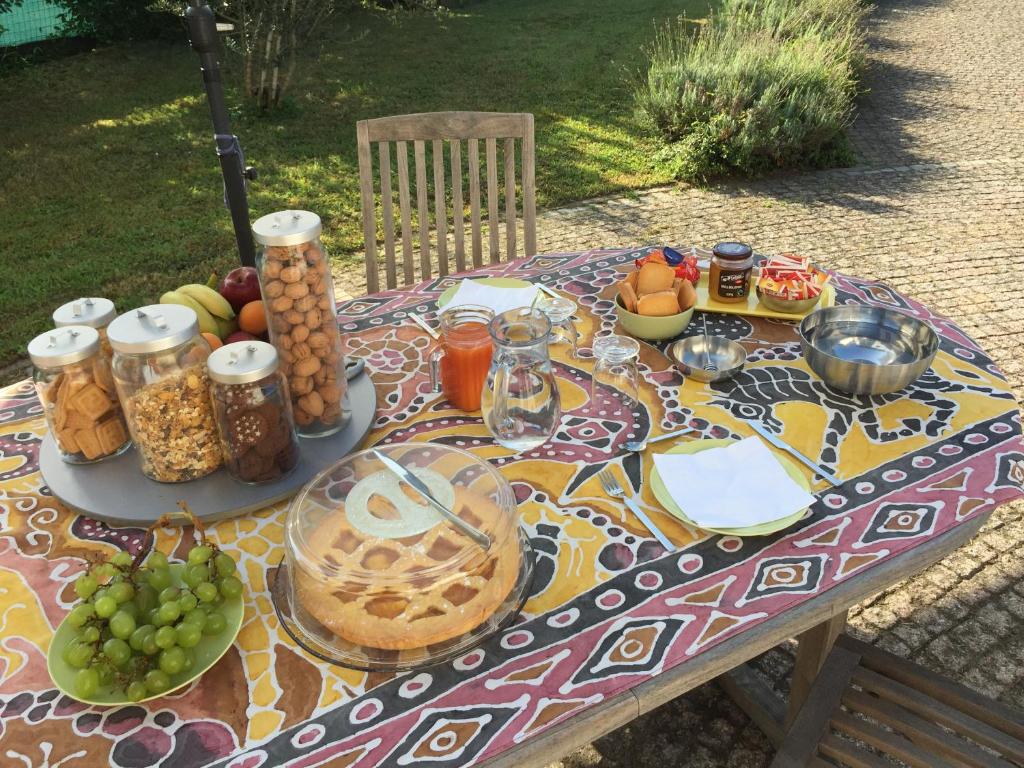 uma mesa com comida numa toalha de mesa colorida em b&b la mondina em Palazzolo Vercellese