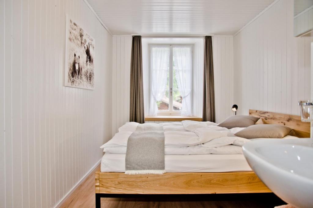 Postel nebo postele na pokoji v ubytování Hotel Bären Guttannen