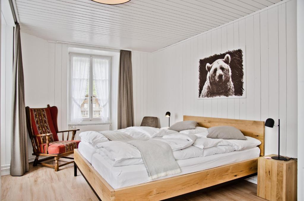 Postel nebo postele na pokoji v ubytování Hotel Bären Guttannen