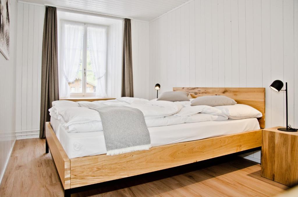 Postel nebo postele na pokoji v ubytování Hotel Bären Guttannen