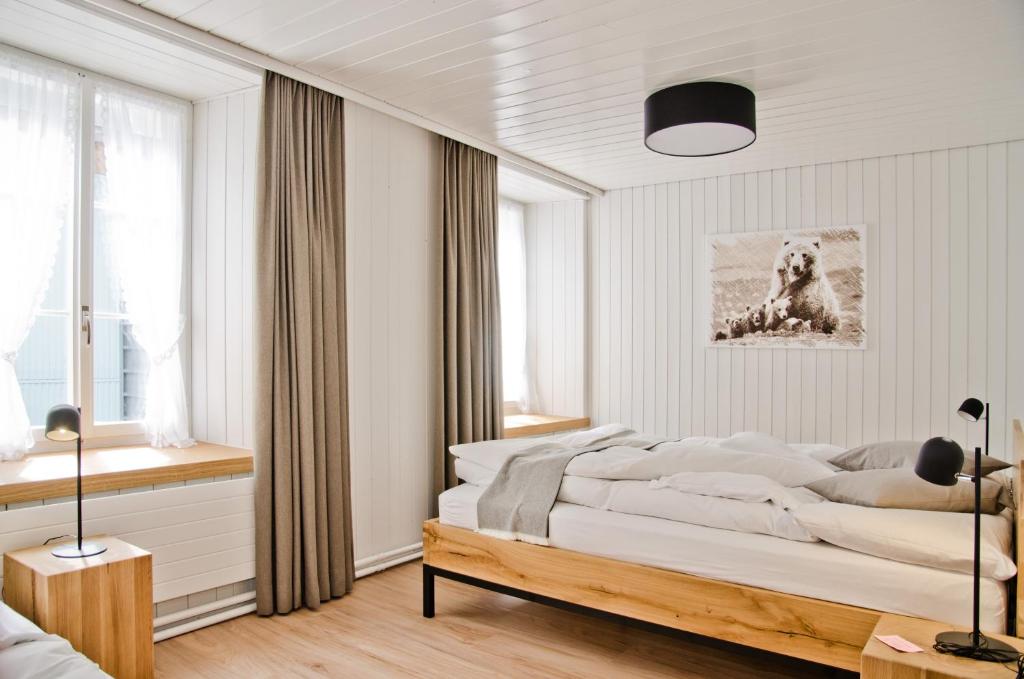Postel nebo postele na pokoji v ubytování Hotel Bären Guttannen