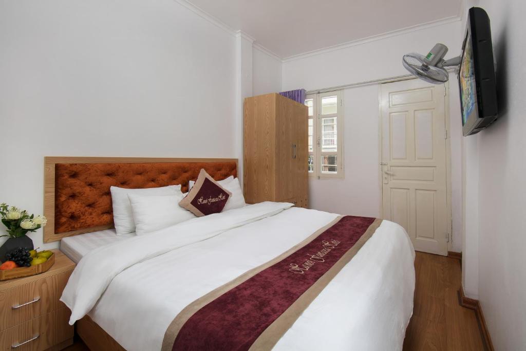 Postel nebo postele na pokoji v ubytování Hanoi Fantasea Hotel