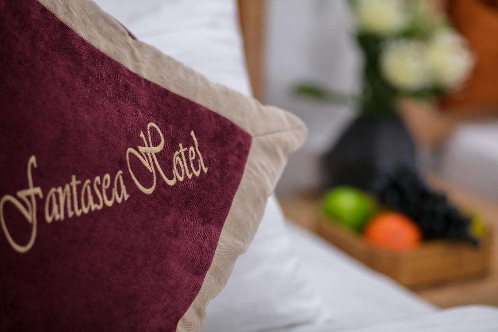 Postel nebo postele na pokoji v ubytování Hanoi Fantasea Hotel