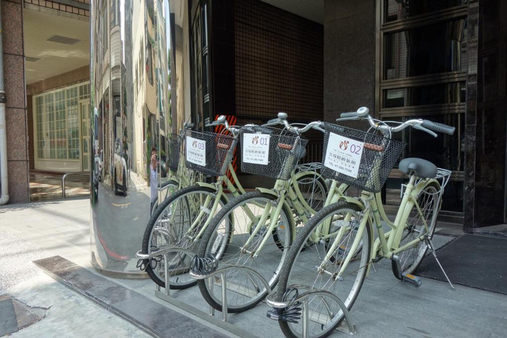 a group of bikes parked in front of a store at The Cloud Hotel in Kaohsiung