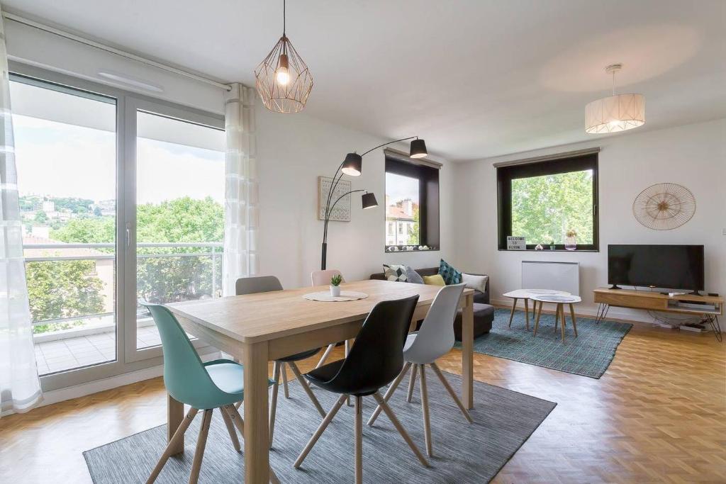 une salle à manger avec une table et des chaises dans l'établissement Appartement Lyon Centre Confluence 100 m2 Parking Terrasses, à Lyon