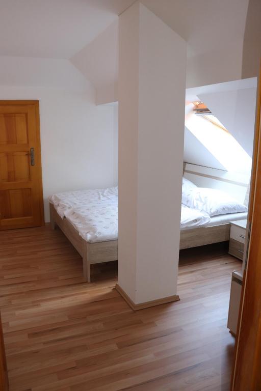 Postel nebo postele na pokoji v ubytování Zevlův mlýn