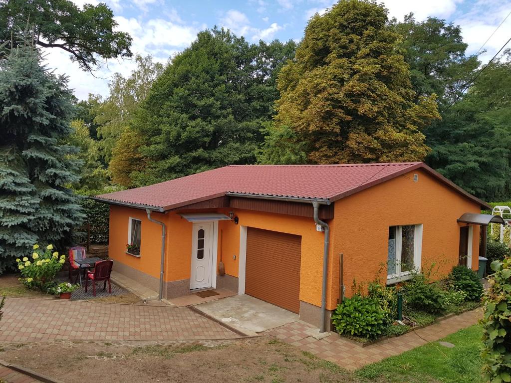 バート・デューベンにあるFerienhaus Dübener Heideの小さなオレンジの家