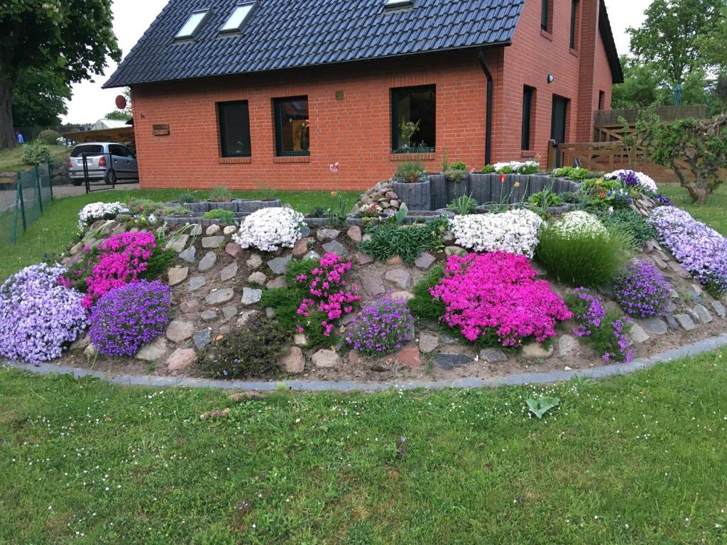 a garden of flowers in front of a house at Apartment Mahlke in Stedar
