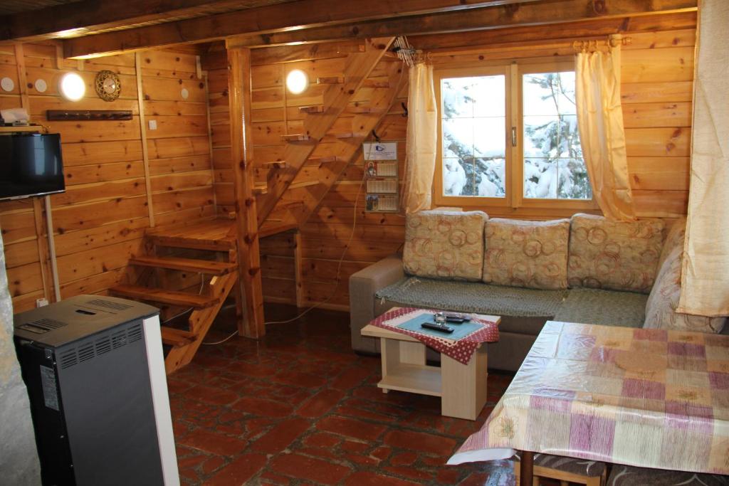 A television and/or entertainment centre at Vila Zlatibor Tornik