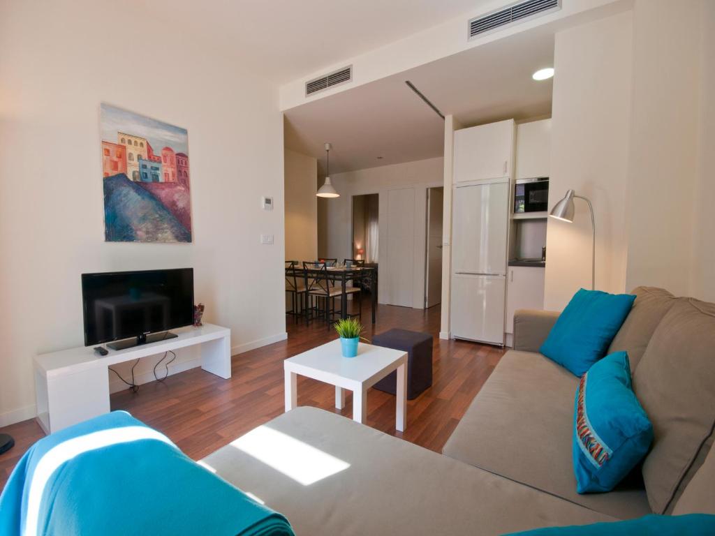 Televízia a/alebo spoločenská miestnosť v ubytovaní Apartamentos Murallas de Sevilla