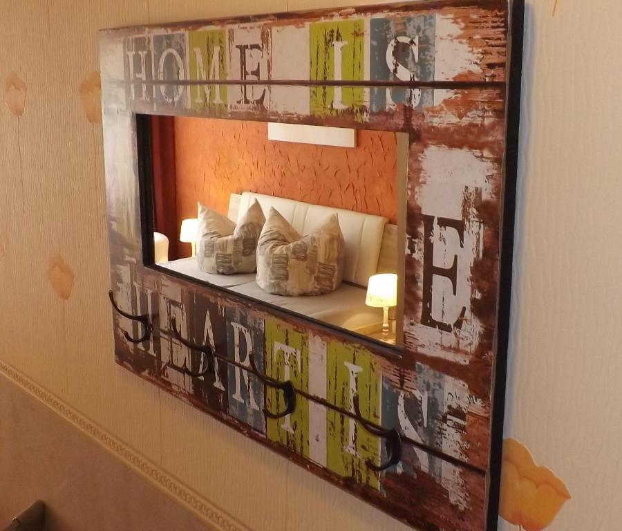 ein Spiegel hängt an einer Wand in einem Zimmer in der Unterkunft Haus Oberkassel in Bonn