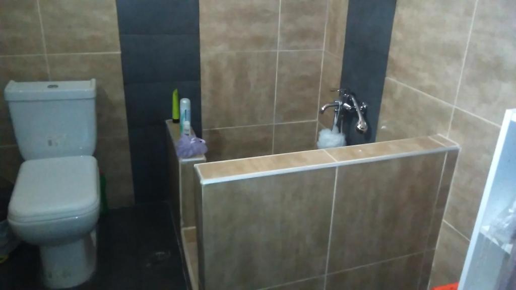 Kúpeľňa v ubytovaní Prime Location Bright Studio City center Super 5G Wifi 200Mbps with32''TV
