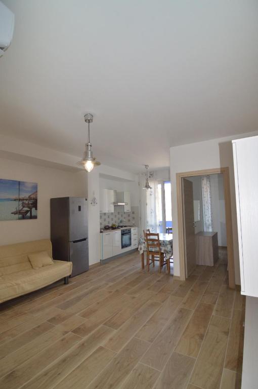 duży salon z kanapą i kuchnią w obiekcie Triscele Casa Vacanze w mieście Portopalo