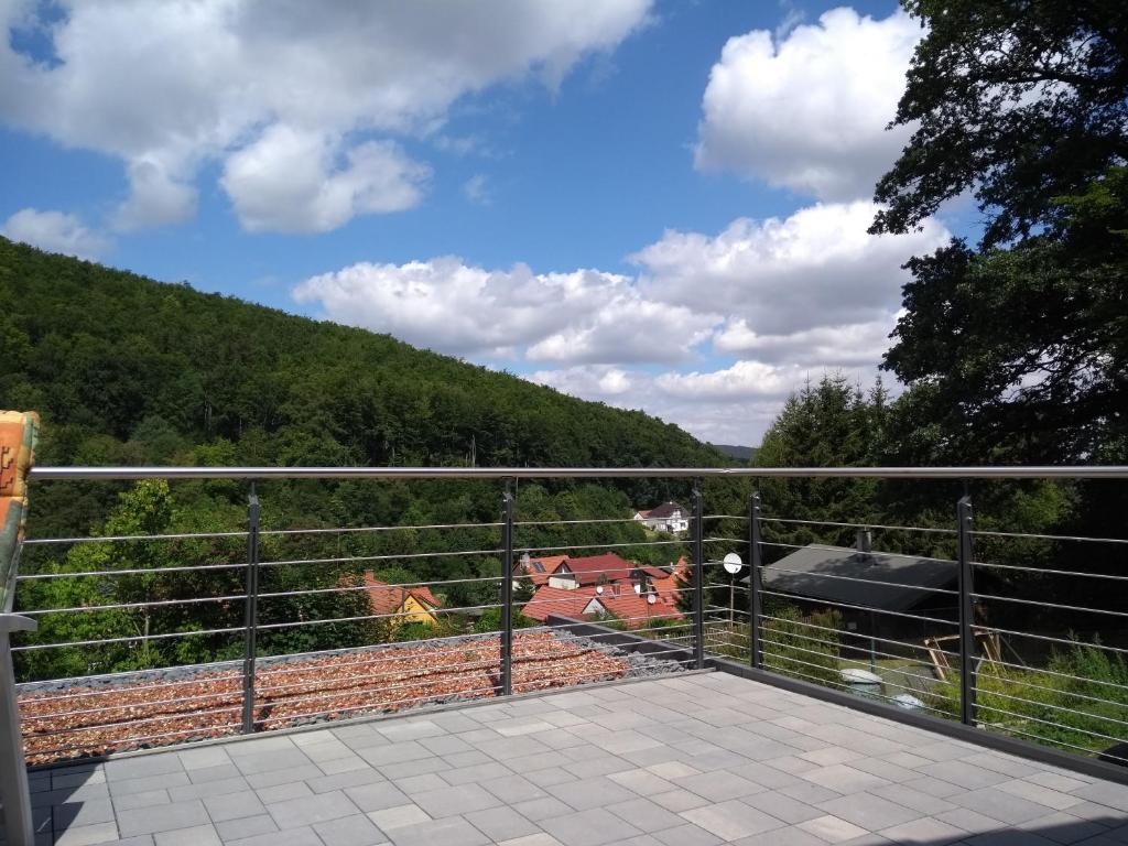 - une vue depuis le balcon d'une maison dans l'établissement Ferienhaus "Haus Sommerstieg", à Waltershausen