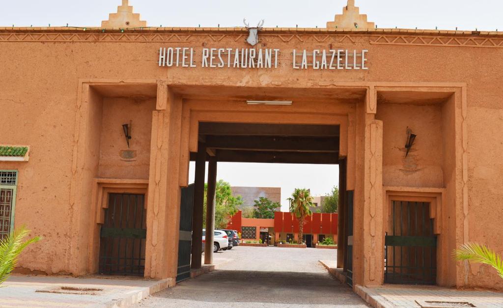 un accès à un bâtiment avec deux portes de garage dans l'établissement Hotel La Gazelle, à Ouarzazate