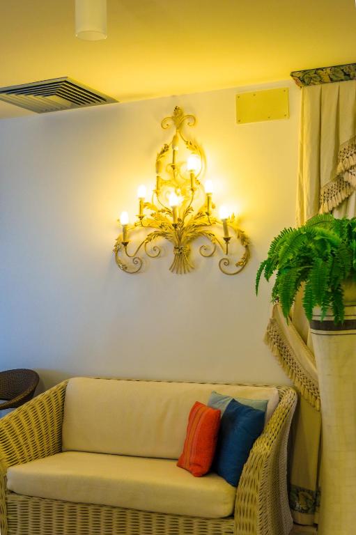 A seating area at Hotel Panoramic