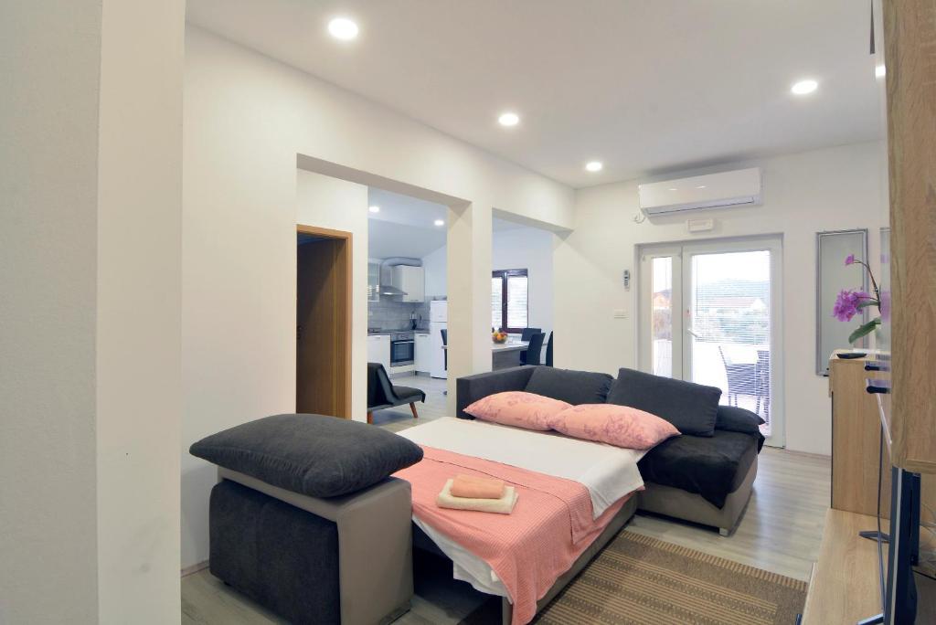 - un salon avec un lit et un canapé dans l'établissement Dalmatian, à Bilice
