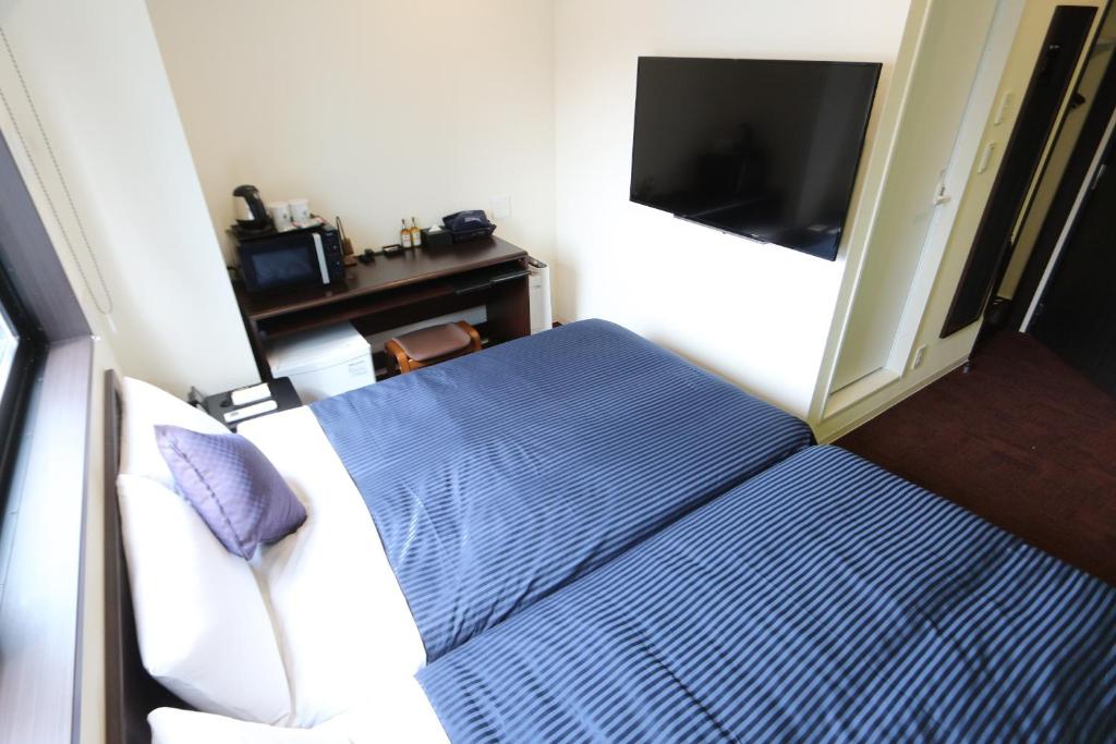 Postel nebo postele na pokoji v ubytování HOTEL LiVEMAX Ueno-Ekimae