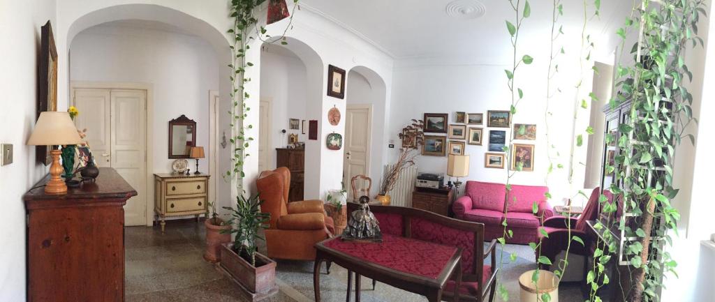 a living room with pink couches and plants at b&b Gio Colosseo - Celio in Rome
