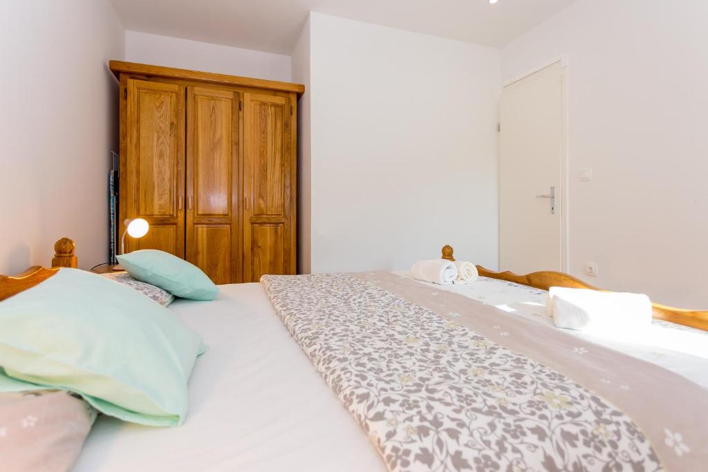 Postel nebo postele na pokoji v ubytování Apartmani Rebac