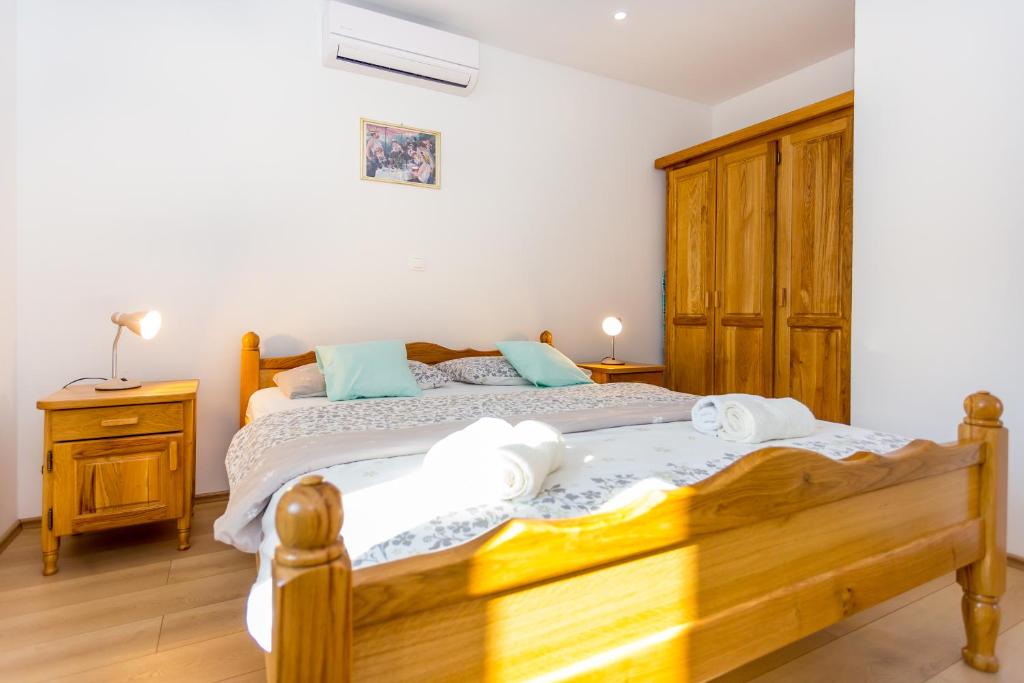 Postel nebo postele na pokoji v ubytování Apartmani Rebac