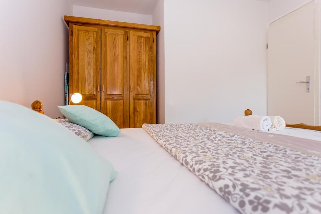 Postel nebo postele na pokoji v ubytování Apartmani Rebac