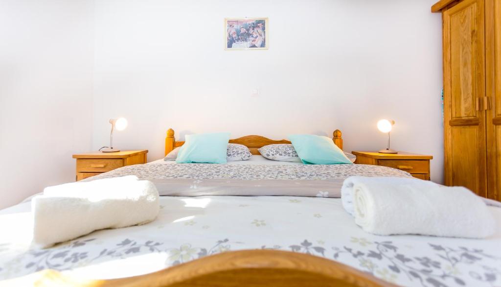 Postel nebo postele na pokoji v ubytování Apartmani Rebac
