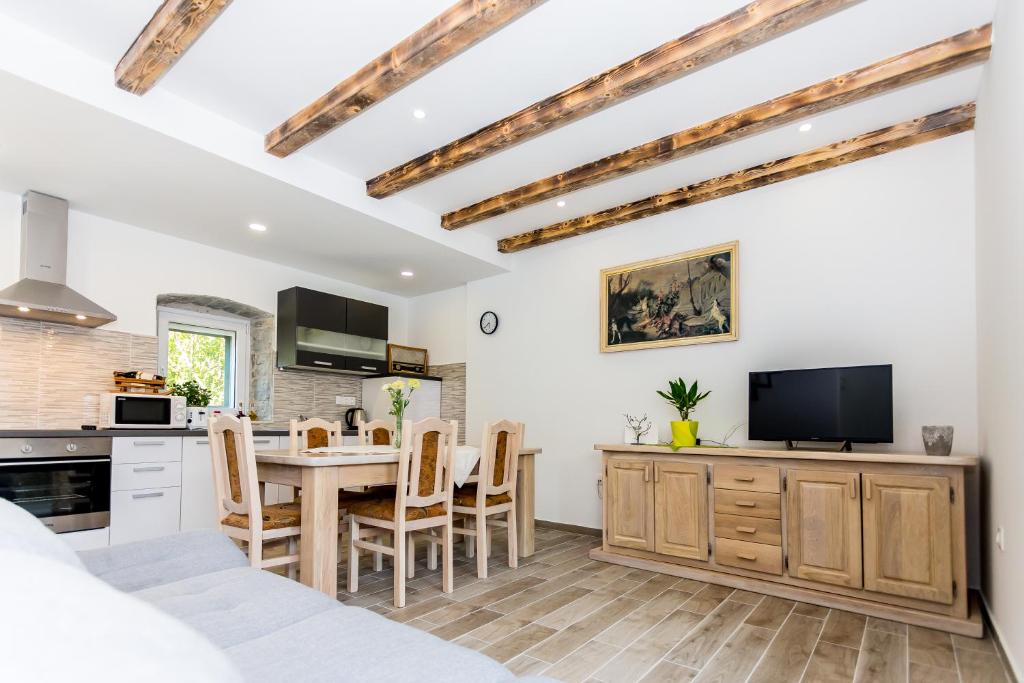 Kuchyň nebo kuchyňský kout v ubytování Apartmani Rebac