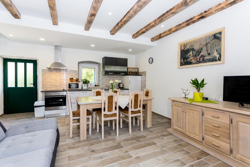 Kuchyň nebo kuchyňský kout v ubytování Apartmani Rebac