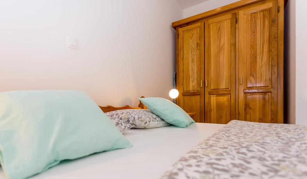 Postel nebo postele na pokoji v ubytování Apartmani Rebac