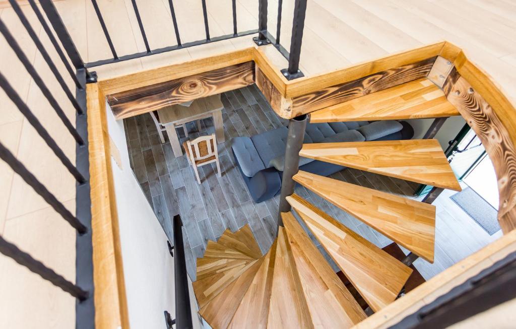 Palanda nebo palandy na pokoji v ubytování Apartmani Rebac