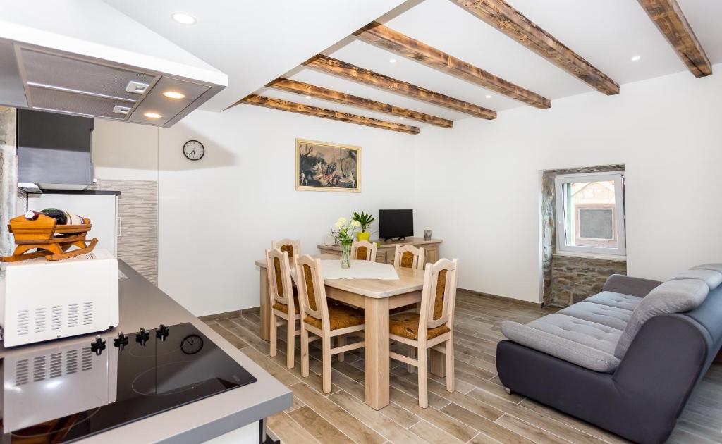 Kuchyň nebo kuchyňský kout v ubytování Apartmani Rebac