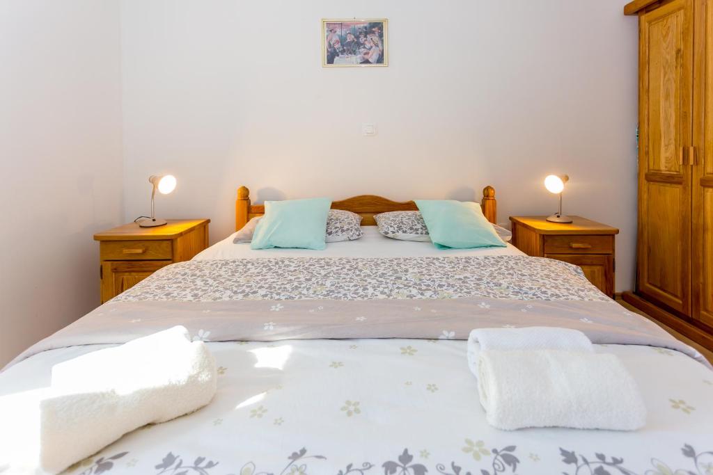 Postel nebo postele na pokoji v ubytování Apartmani Rebac