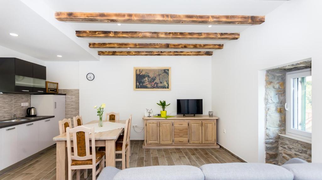 Kuchyň nebo kuchyňský kout v ubytování Apartmani Rebac