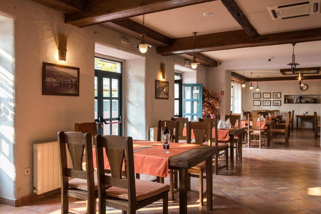 Reštaurácia alebo iné gastronomické zariadenie v ubytovaní Hotel Vimbula - Komolac