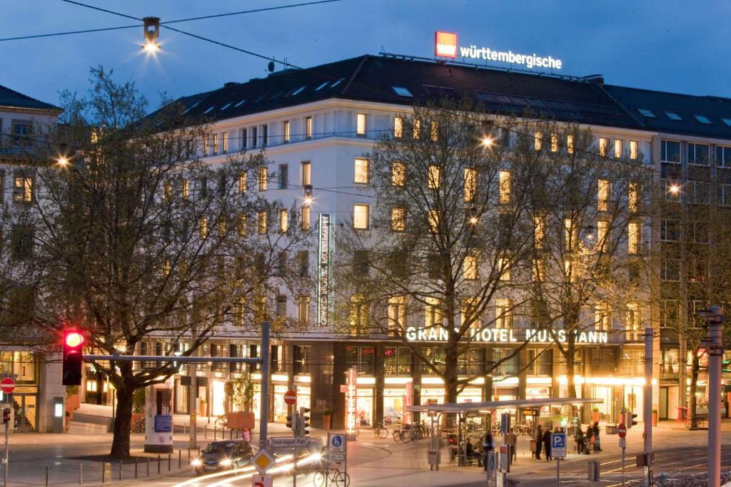 a building on a city street at night at Grand Hotel Mussmann in Hannover