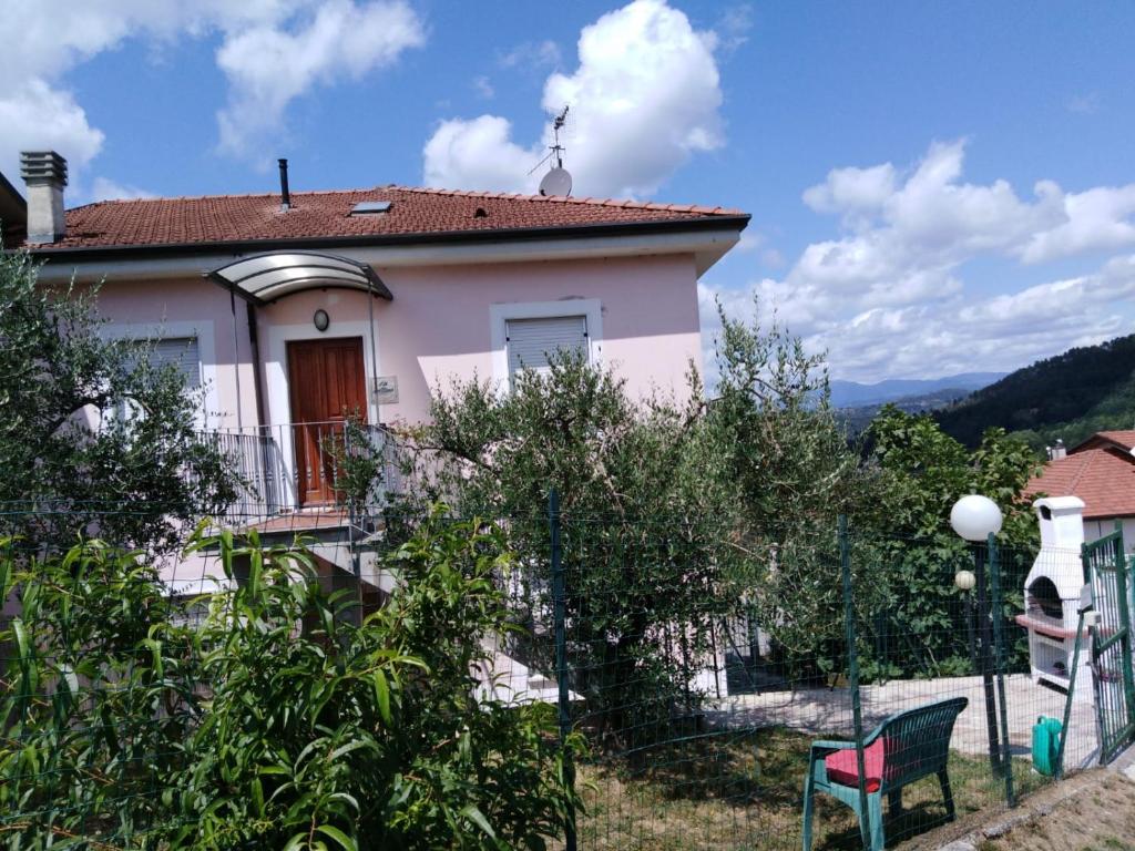 a small pink house with a red roof at La Collina in Riccò del Golfo di Spezia