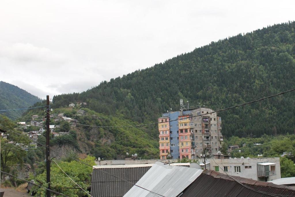 Vista general d'una muntanya o vistes d'una muntanya des de l'hostal o pensió