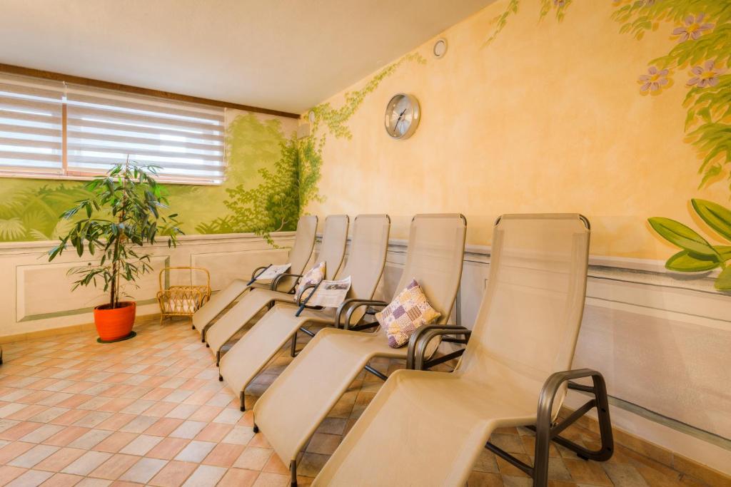 A seating area at Ferienhotel Gewürzmühle