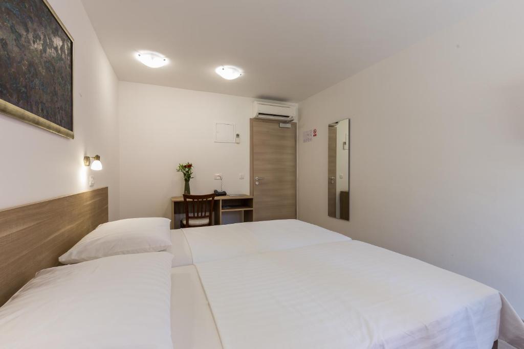 Posteľ alebo postele v izbe v ubytovaní Hotel Vimbula - Komolac