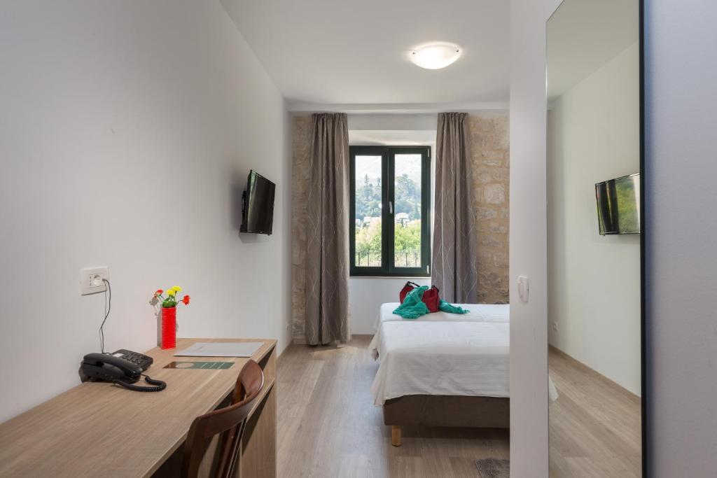 Televízia a/alebo spoločenská miestnosť v ubytovaní Hotel Vimbula - Komolac