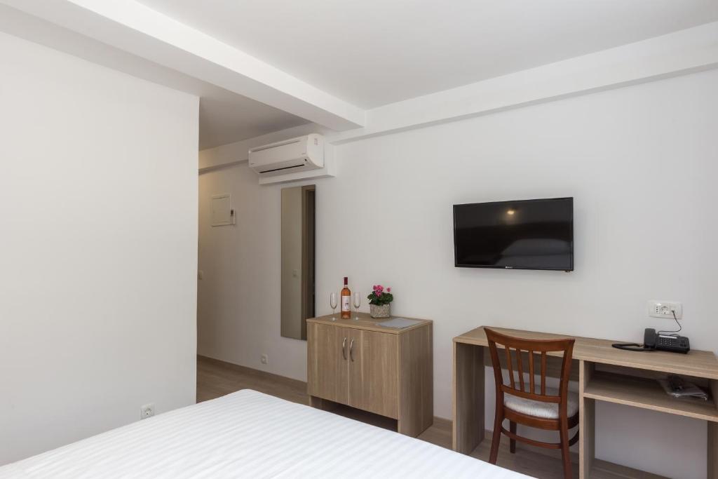 Televízia a/alebo spoločenská miestnosť v ubytovaní Hotel Vimbula - Komolac