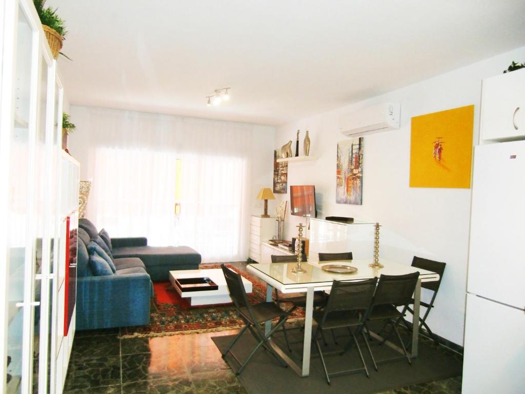 Posedenie v ubytovaní Apartamento con piscina a 150 metros playa Netflix P Video Aire Acondicionado calefacción toallas y sillas playa sombrilla 2 terrazas una sobre piscina centro ciudad 1 Smart TV por habitación