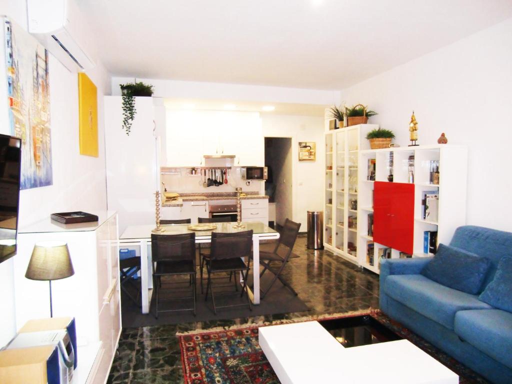 Kuchyňa alebo kuchynka v ubytovaní Apartamento con piscina a 150 metros playa Netflix P Video Aire Acondicionado calefacción toallas y sillas playa sombrilla 2 terrazas una sobre piscina centro ciudad 1 Smart TV por habitación